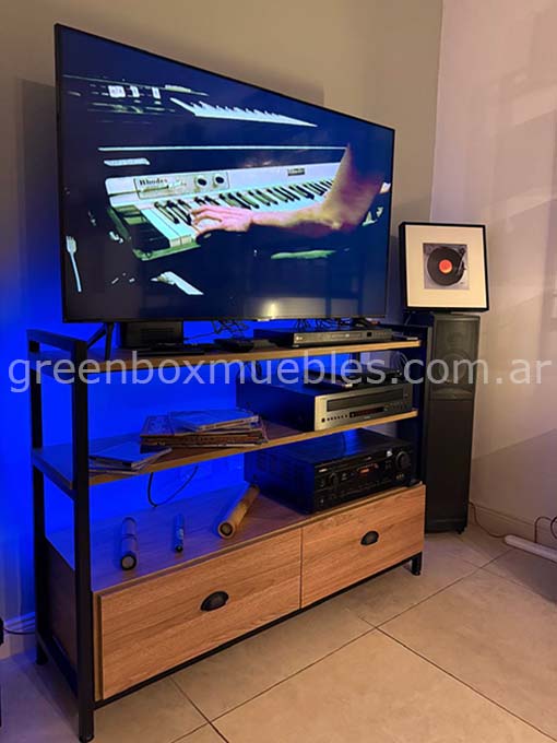 mesa o rack para tv estilo industrial en melamina olmo finlandés y hierro negro mate
con cajones y estantes